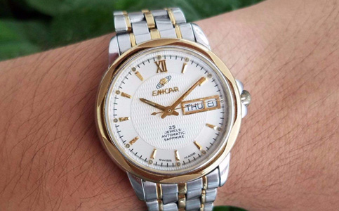 英納格手表維修費(fèi)用價(jià)目(英納格手表里怎么進(jìn)灰了)